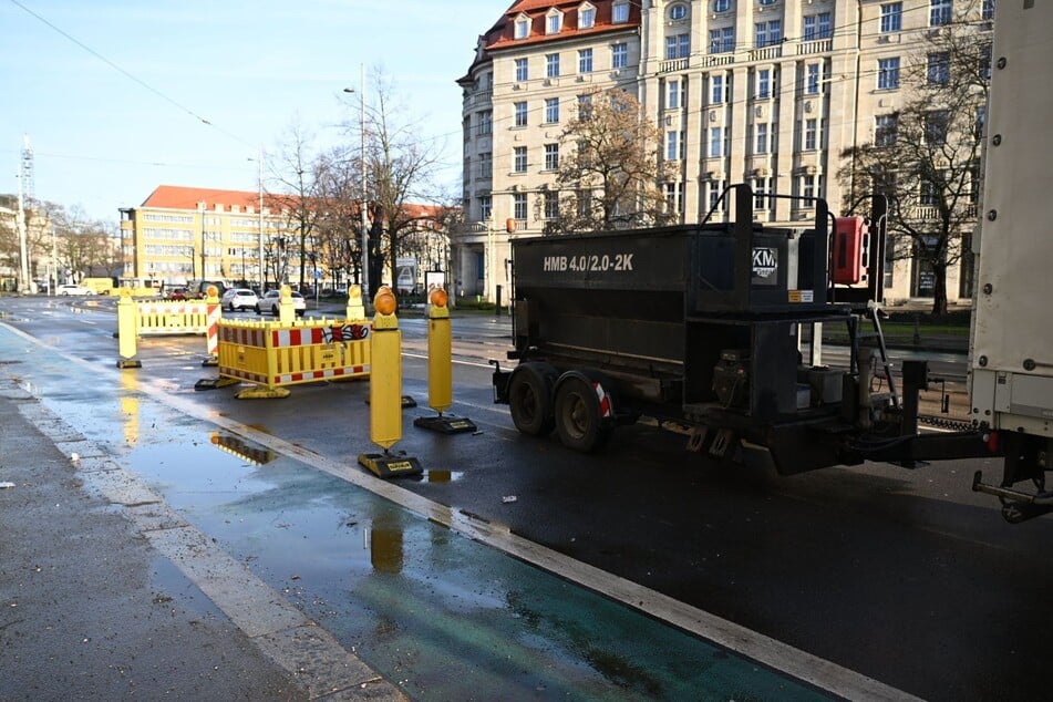 Provisorisch werden die Schäden laut Stadtverwaltung bereits repariert, wie hier am Montag auf dem Dittrichring. Weil dort ein Auto verunfallt war, als es in eines der Löcher geriet, hatte die Polizei die Strecke zuvor sperren lassen.