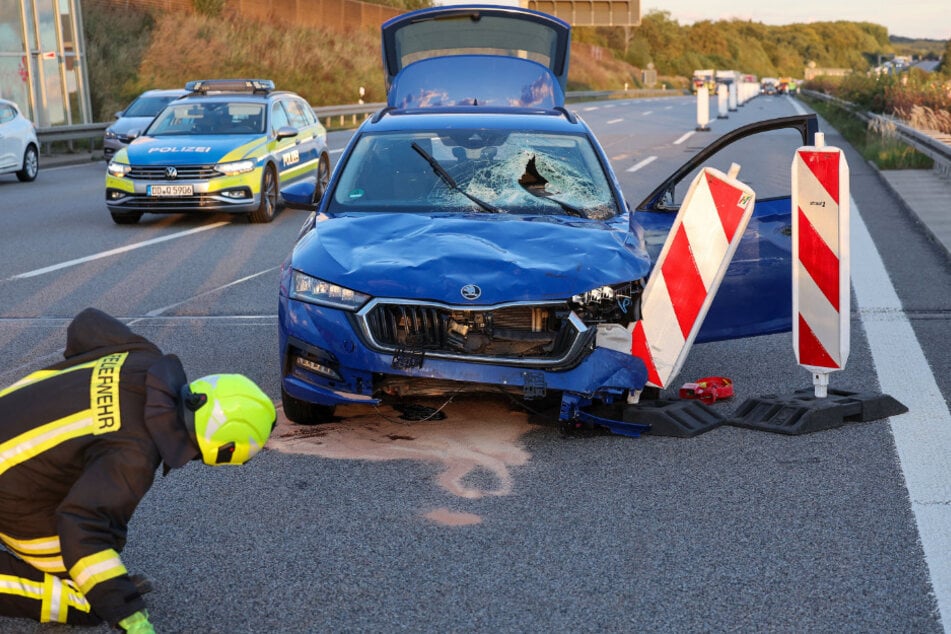 Der Skoda-Fahrer (60) krachte in einer Baustelle gegen mehrere Warnbaken.