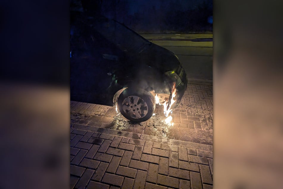 Das Auto wurde hauptsächlich im Vorderbereich durch die Flammen beschädigt.