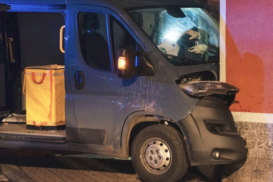 Transporter kracht ungebremst in Hausecke: Fahrer im Wagen eingeklemmt