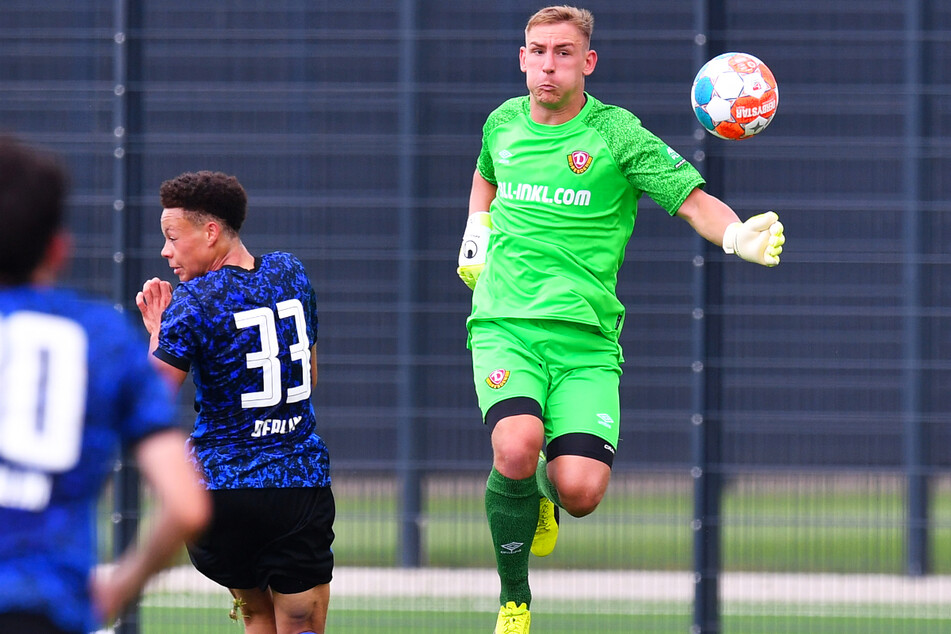 Dynamo-Keeper Kevin Broll (25, r.) musste gegen die heranstürmenden Hertha-Bubis einige Male in höchster Not klären.