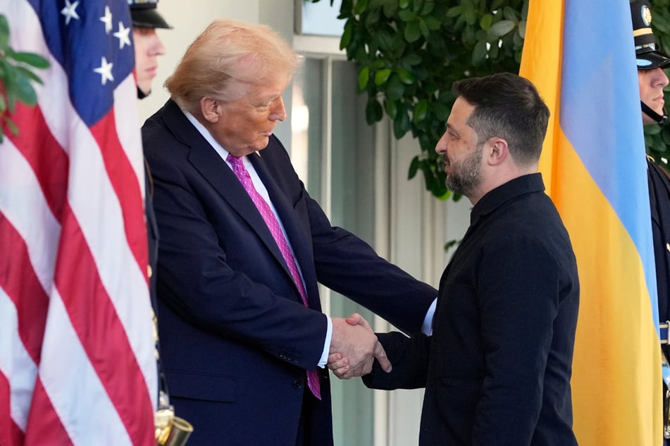 Die ukrainische Regierung sei bereit, konstruktiv mit der US-Regierung zusammenzuarbeiten, um ein "würdiges Ende des Krieges zu sichern", erklärte das Büro von Präsident Wolodymyr Selenskyj (47).