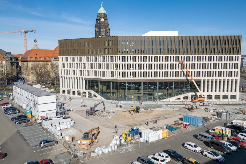 Der Vorplatz des Stadtforums soll begrünt werden.