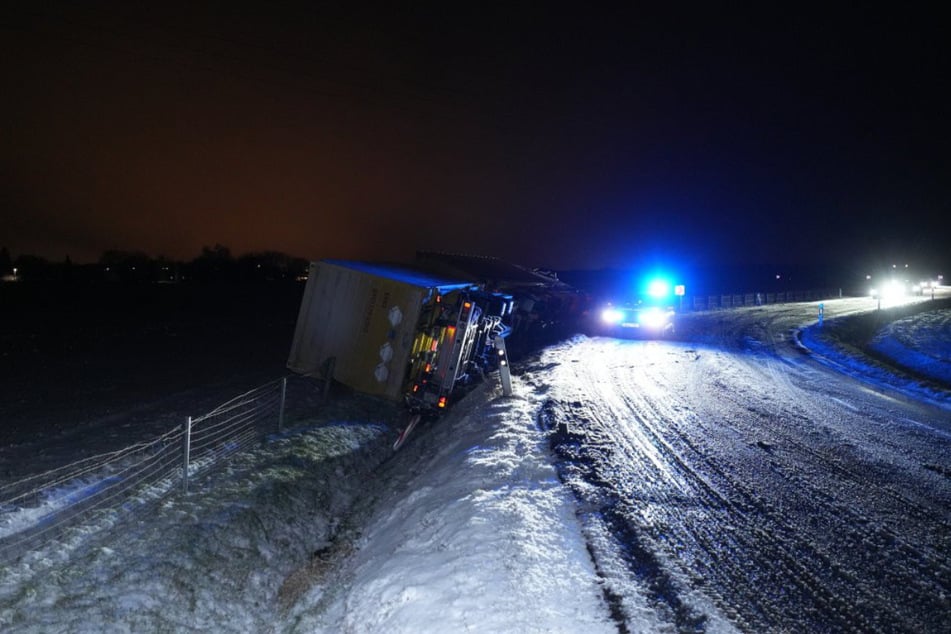 Polizei, Rettungssanitäter und Feuerwehr waren vor Ort. Die beiden Insassen des Lasters blieben wohl unverletzt.