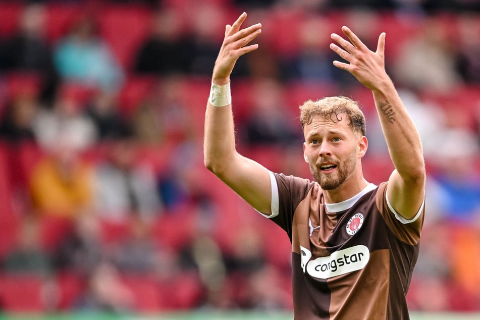 Carlo Boukhalfa (27) verließ mit Ablauf der Saison 2024/2025 den FC St. Pauli.