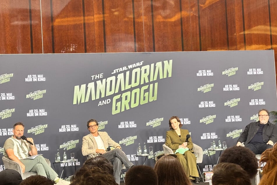 Für die Pressekonferenz zu "Star Wars: The Mandalorian and Grogu" kamen neben Moderator Steven Gätjen (53, v.l.n.r.) auch die Hauptdarsteller Pedro Pascal und Sigourney Weaver sowie Regisseur Jon Favreau in Berlin zusammen.