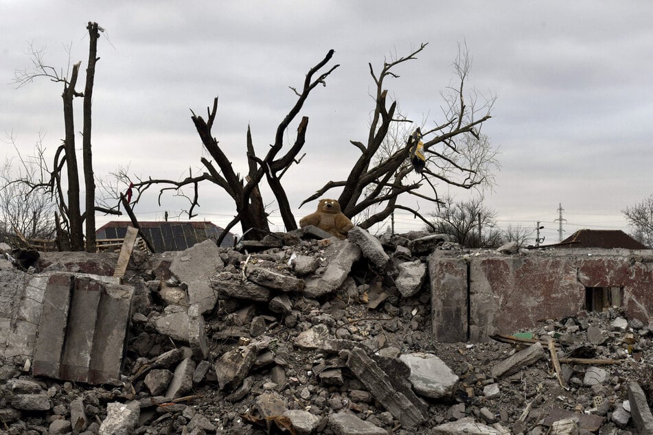 Ein Teddy sitzt auf den Trümmern eines durch Beschuss zerstörten Wohngebäudes in Borodjanka. In dem Kiewer Vorort sind nach ukrainischen Angaben zwei weitere Massengräber entdeckt worden.