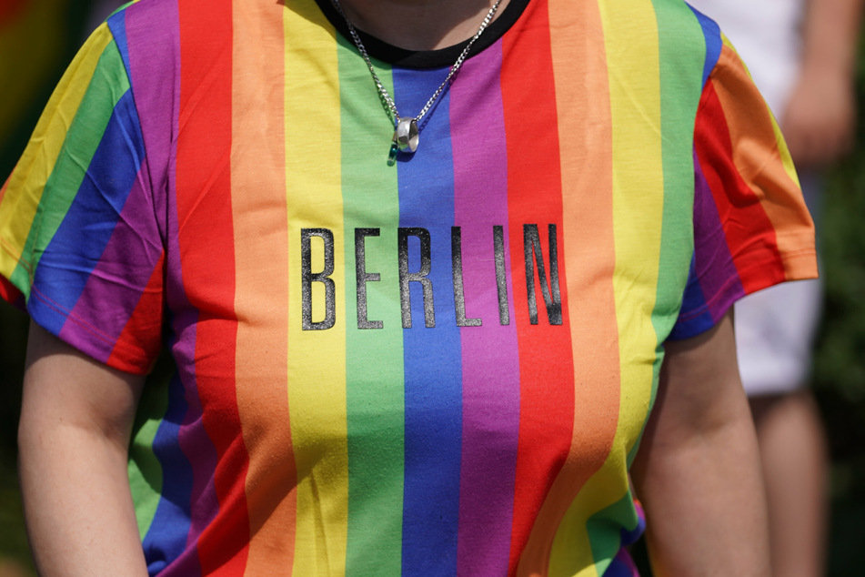Berlin: Queere Demonstration eskaliert: Teilnehmer und Polizei geraten aneinander