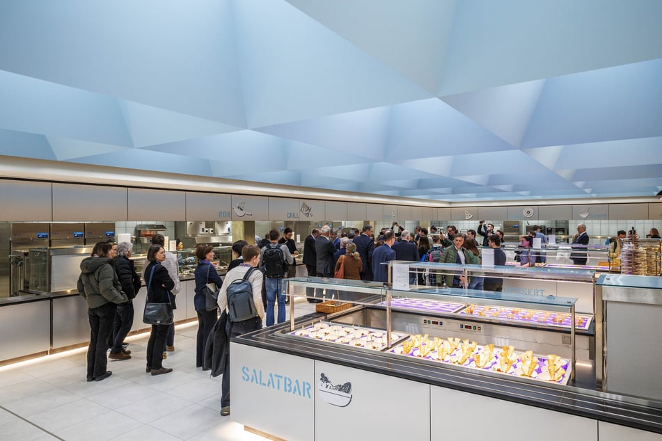 Essen so weit das Auge reicht und auch die Auswahl ist beachtlich! In der Neuen Mensa wird es neben"klassischem" Mensa-Essen auch einen Döner - wahlweise mit Seitan-Alternative - und einen Pizzaofen geben.