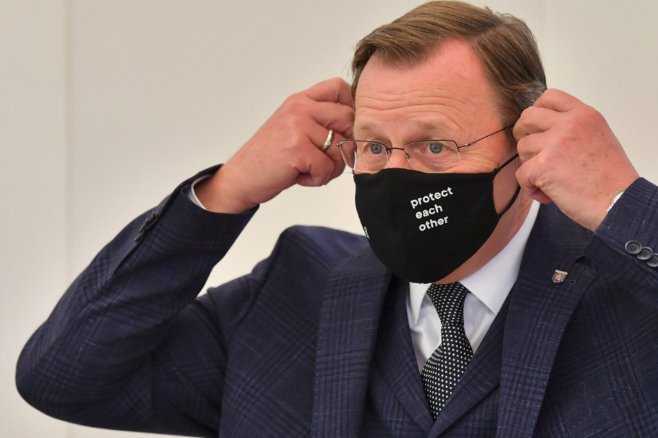 Thüringens Ministerpräsident Bodo Ramelow (64, Linke) hat mit einer letztlich diskussionswürdigen Geste für Aufsehen gesorgt.