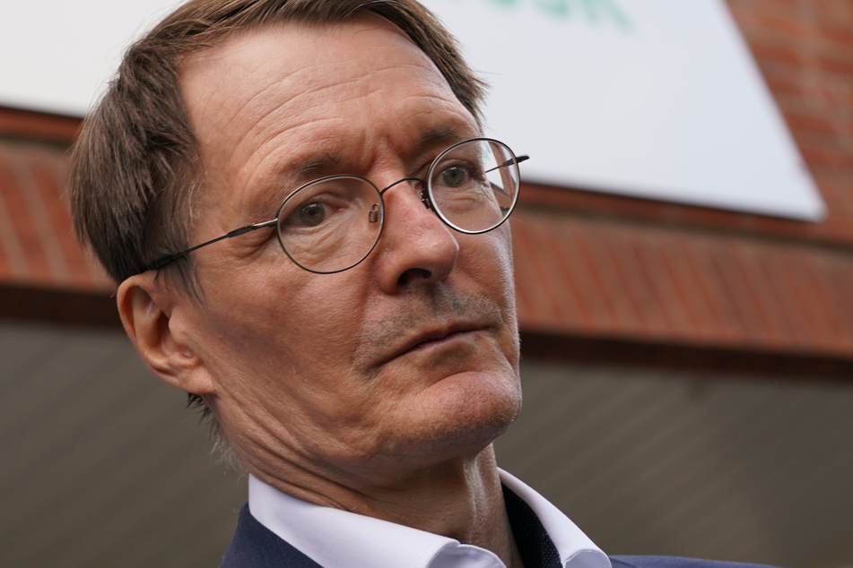 Bundesgesundheitsminister Karl Lauterbach (59, SPD) hofft, dass die Impfstoffe besser vor den neuen Omikron-Varianten schützen als die alten.