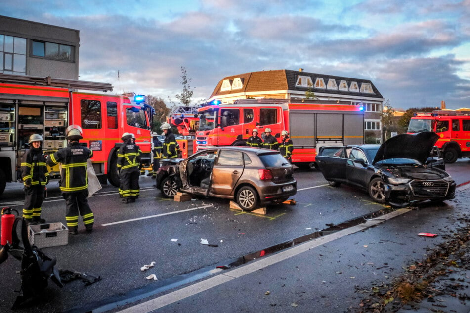 Am Dienstagnachmittag hat es auf dem Friedrich-Ebert-Damm in Hamburg gekracht. Zwei Autos kollidierten miteinander, mehrere Menschen wurden verletzt.