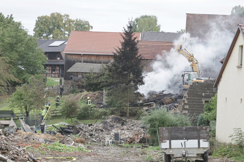 Großbrand wegen Blitzschlag? Häuser und Scheunen in Flammen