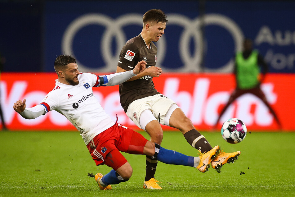 HSV-Kapitän Tim Leibold (l.) und Finn Ole Becker vom FC St. Pauli im Kampf um den Ball.