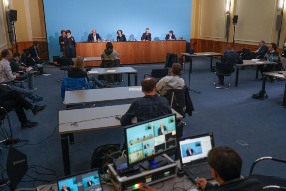 Bei einer Senats-Pressekonferenz zur Corona-Krise wird ein Sicherheitsabstand der Teilnehmer eingehalten.