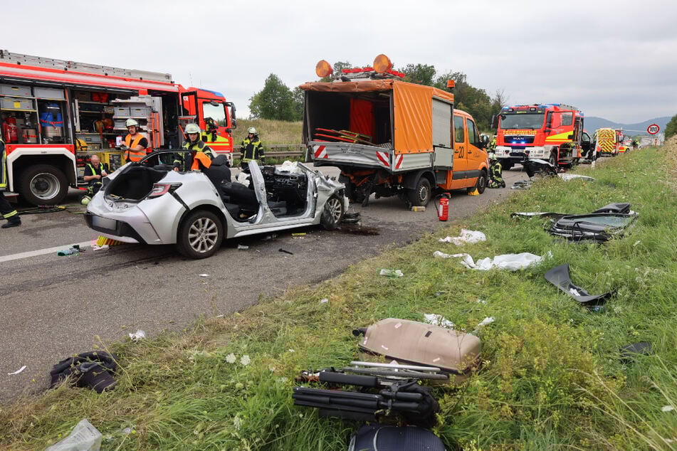 Am Unfallort blieb ein Trümmerfeld zurück, das Unfallauto ist nur noch ein Wrack.