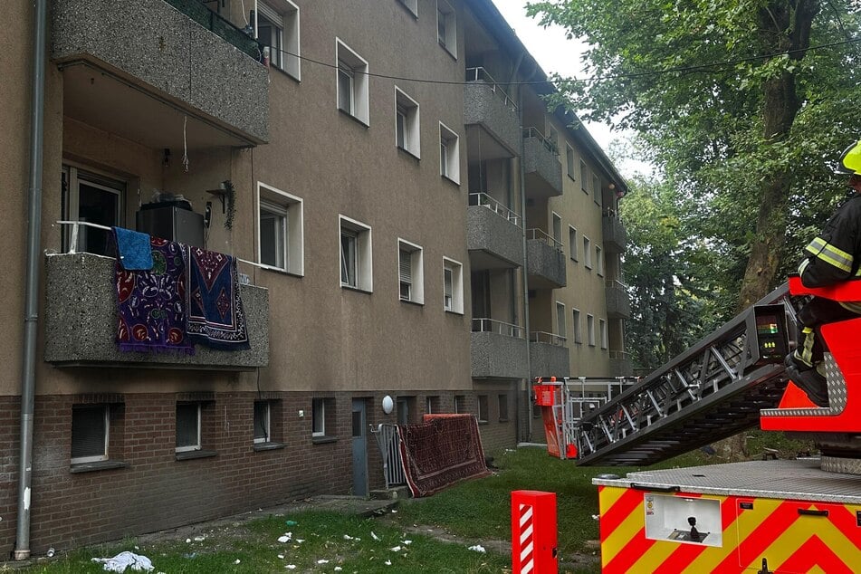 Mehrere Menschen hatten sich auf die Balkone des Hauses gerettet.