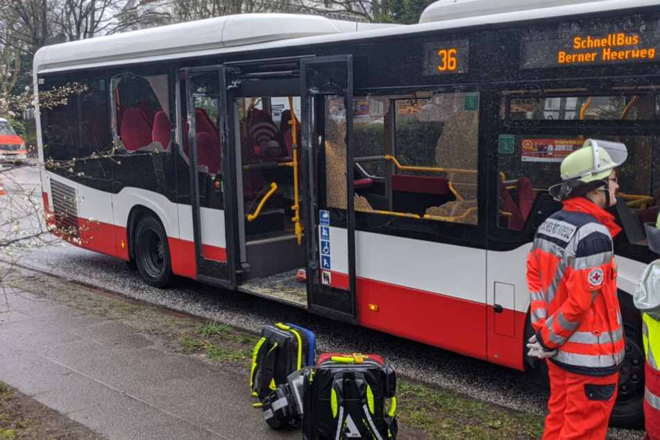 Die Scheiben des Busses gingen bei dem Unfall zu Bruch.
