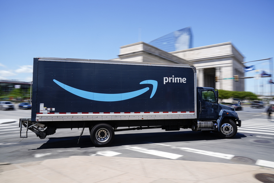 Ein Lkw von Amazon fährt durch Philadelphia. Der weltgrößte Online-Händler Amazon setzt seine Einstellungsoffensive fort - in den USA und Kanada sollen 75.000 neue Mitarbeiter für die Lager- und Lieferlogistik verpflichtet werden.
