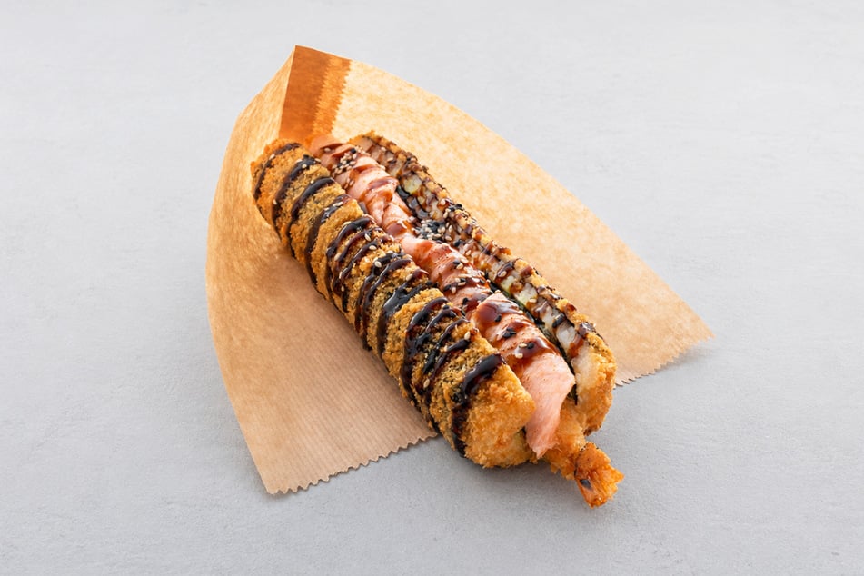 Der Sushidog mit Tempura Garnele und flambiertem Lachs