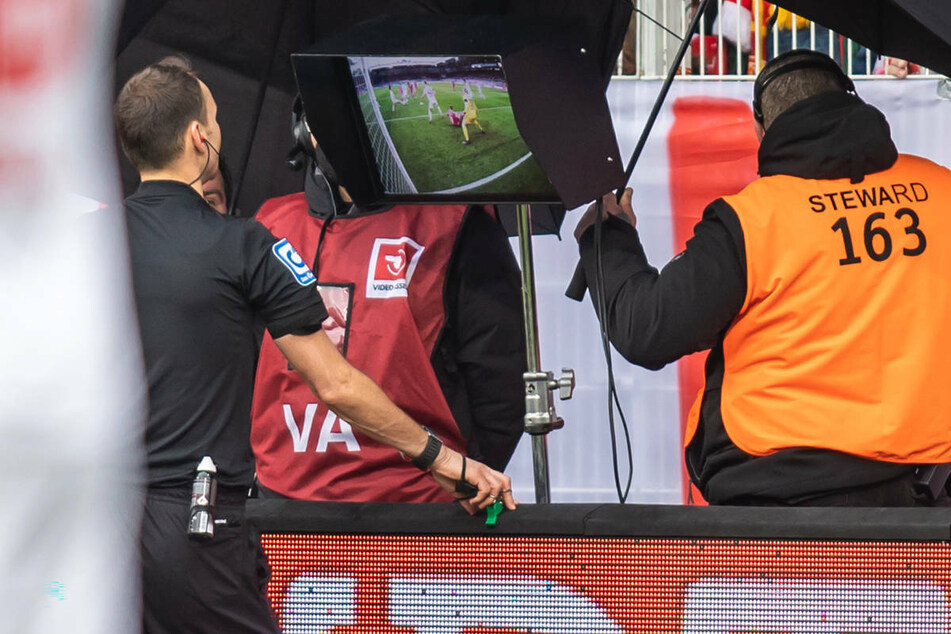 Schiedsrichter Bastian Dankert überprüft die 1:0-Führung von Union Berlin am Videobildschirm.