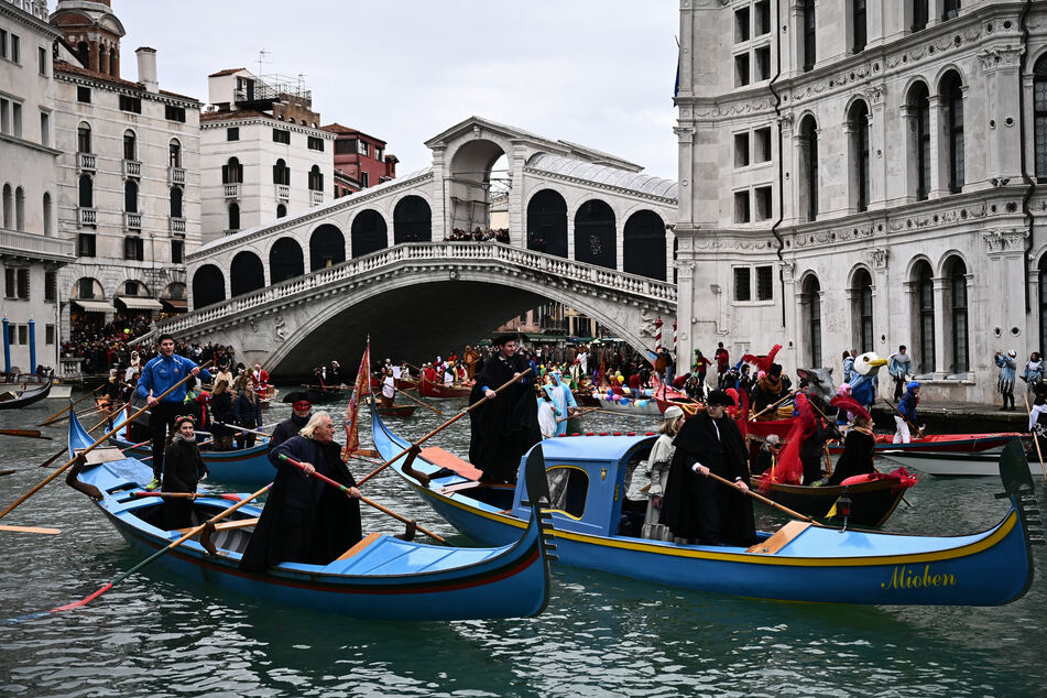 Typisch Venedig. Im Hintergrund: die Rialto-Brücke.