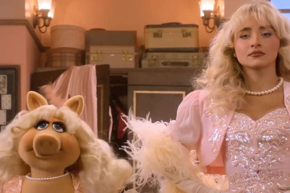 Sabrina Carpenter (r.) will guest star on The Muppet Show revival alongside Maya Rudolph and Seth Rogan.