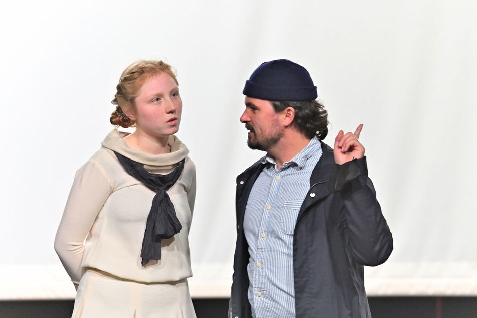 Regisseur Stephan Bestier (38) gibt Sabeth Raupach (17) alias "Selma" Tipps zu ihrer Sprechrolle.