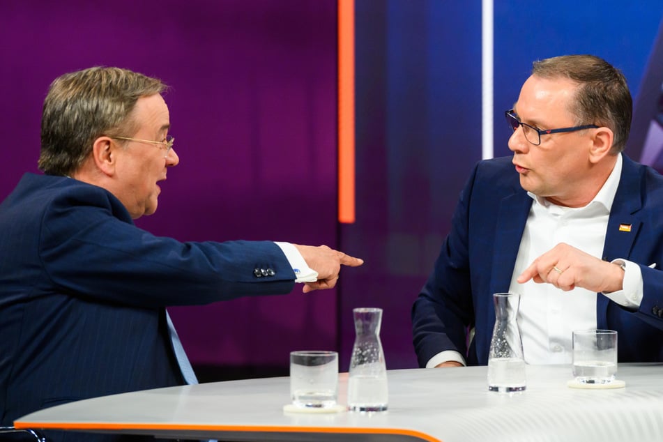 Der frühere CDU-Chef Armin Laschet (l.) ging in der Talkshow auf Tino Chrupalla los und warf ihm Landesverrat vor.