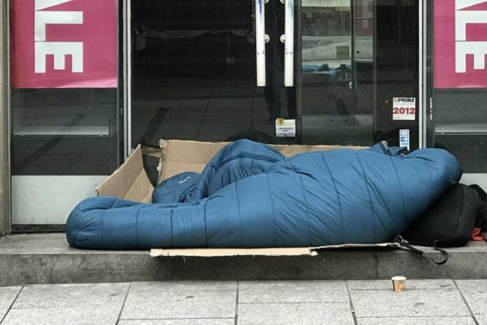 Viele Obdachlose halten sich trotz der eisigen Kälte draußen auf. (Symbolbild)