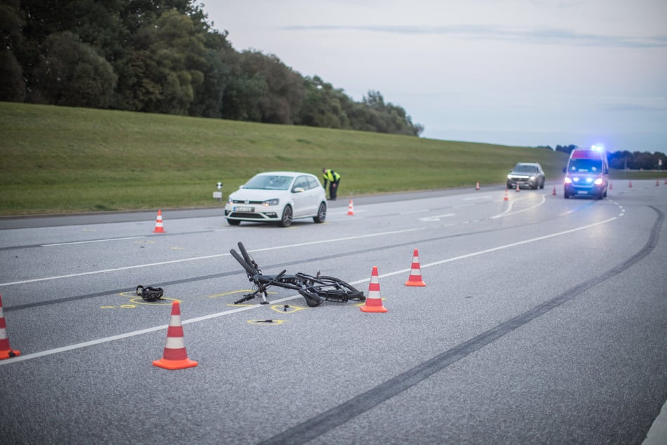 Ein Autofahrer erfasste in Hamburg einen Radfahrer auf einem E-Bike.