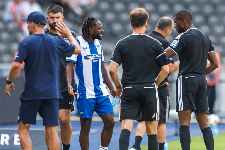 Deyovaisio Zeefuik (3.v.l.) kann seinen Platzverweis nicht nachvollziehen, auch sein Trainer Stefan Leitl (l.) ist mit der Entscheidung nicht einverstanden.