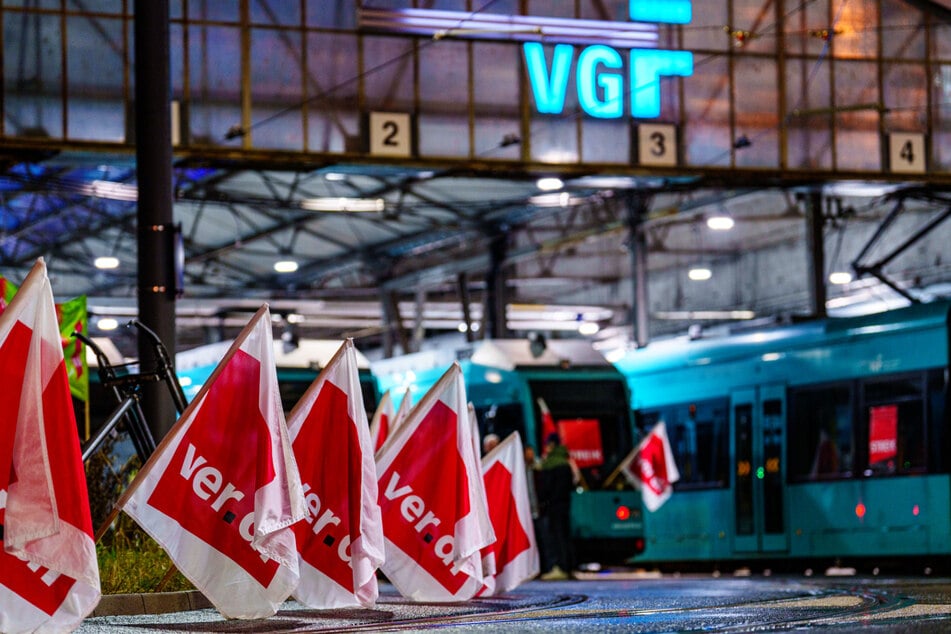 Mit den Streiks will Verdi vor der vierten Verhandlungsrunde mit den kommunalen Verkehrsbetrieben Druck machen.