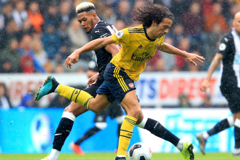 Joelinton (l.) von Newcastle gegen Matteo Guendouzi von Arsenal.