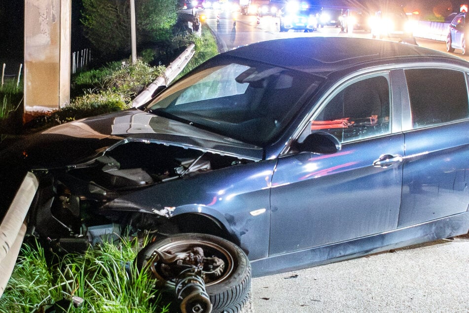 Unfall auf der A60 bei Mainz: Ein BMW krachte gegen die Schutzplanke neben der Autobahn, vier Menschen wurden verletzt.