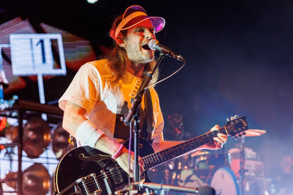 Das Ding ist durch: Peter Brugger (53), Sänger der Band "Sportfreunde Stiller" weiß inzwischen, dass er sich nicht mehr verzweifelt zu den jungen Leuten hinzuzählen muss.