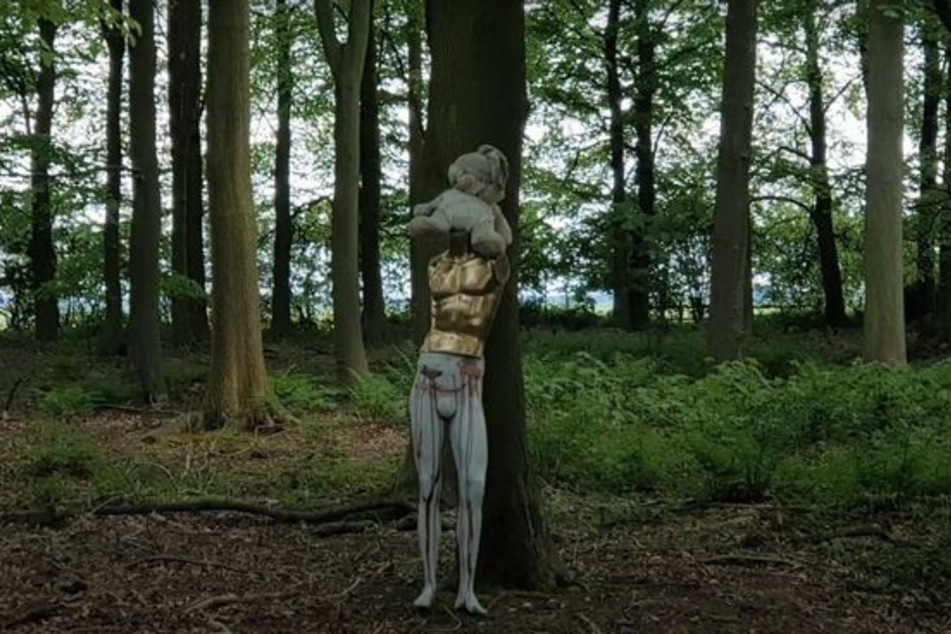 Steve Gray entdeckte eine Reihe gruseliger Puppen um die Hütte herum.