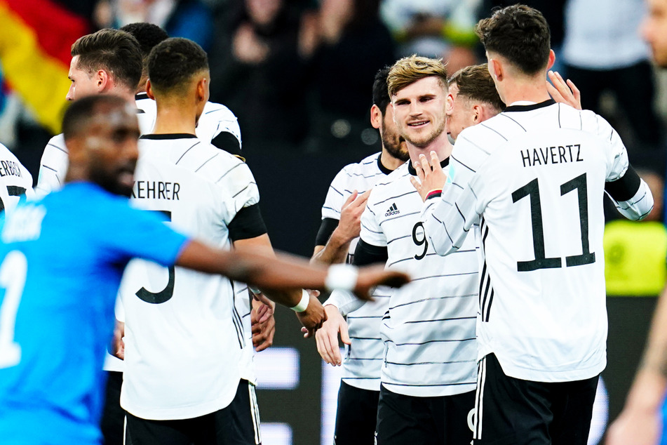 Timo Werner (3.v.r.) erzielte das 2:0 für Deutschland gegen Israel und bejubelte seine Bude mit Chelsea- sowie DFB-Teamkollege Kai Havertz (r.).