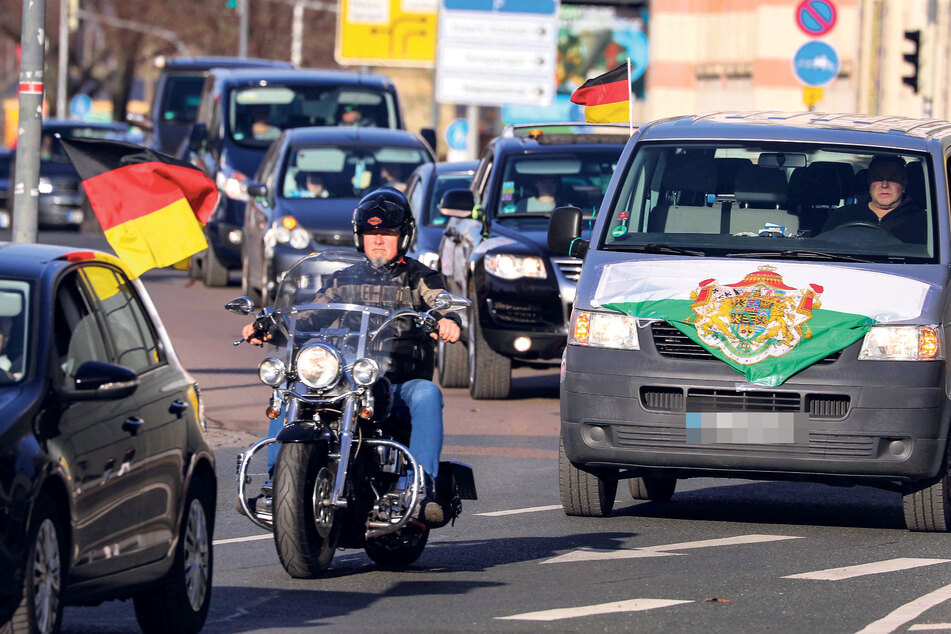 An jenem Tag sicherte die Polizei diesen Autokorso der "Querdenker" ab.