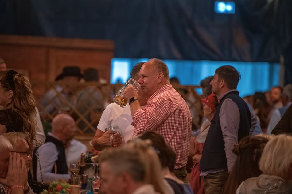 Prost! Nach dem Fassanstich ließ es sich OB Dirk Hilbert (54, FDP) gut gehen.
