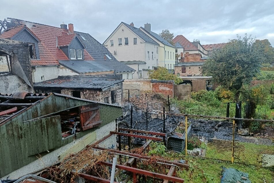Die Polizei geht davon aus, dass das Feuer auf der Terrasse hinter dem Haus startete.