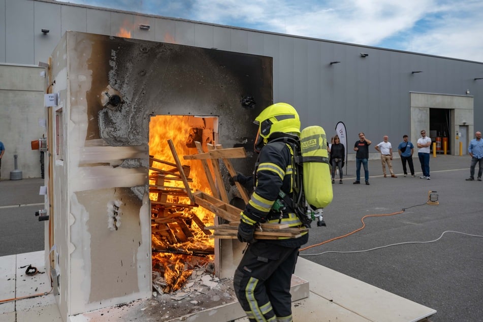 Kameraden der Feuerwehr Euba heizten dem Versuchs-Häuschen ein.