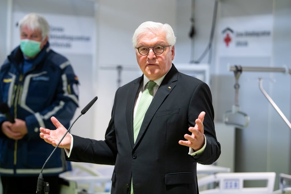Bundespräsident Frank-Walter Steinmeier äußert sich am Ende seines Besuchs des temporären Corona-Behandlungszentrums auf dem Berliner Messegelände zu Medienvertretern.