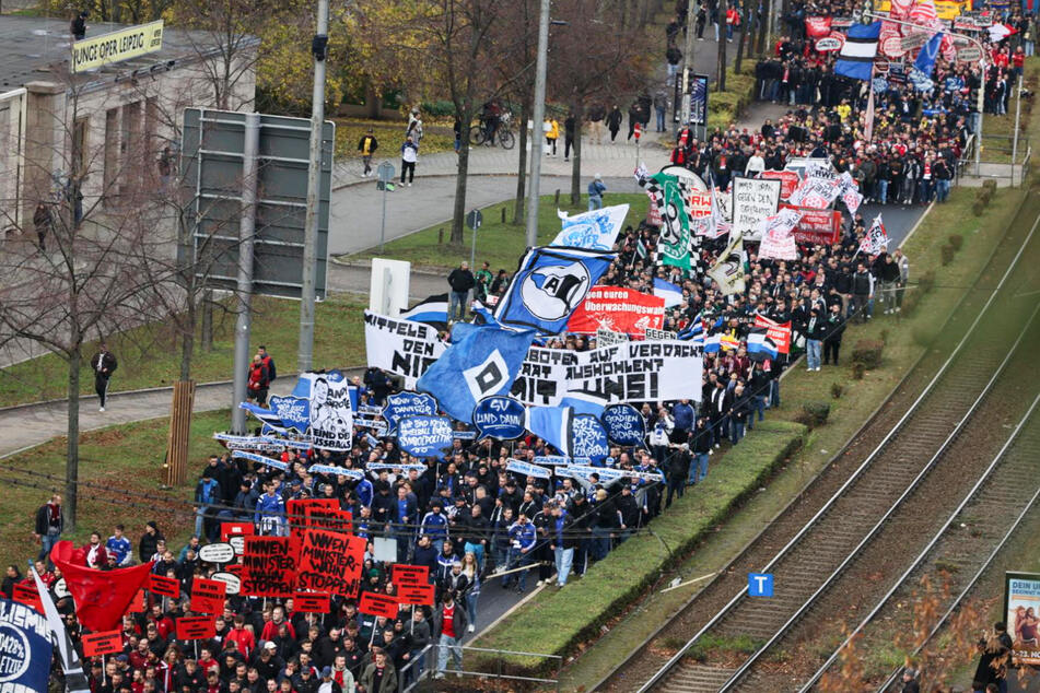 Die Fangruppen haben sich in Blöcke aufgeteilt und ziehen nacheinander über den Leipziger Ring.