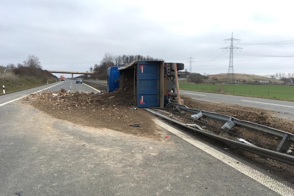 Der geladene Bauschutt verteilte sich über die gesamte Fahrbahn.