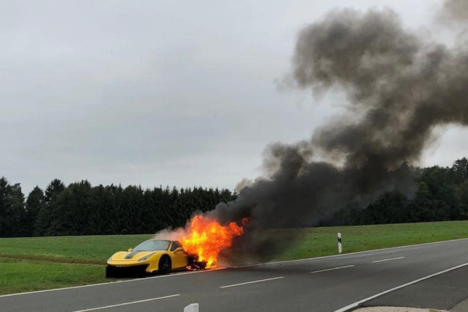 In Mittelfranken stand am Straßenrand ein gelber Ferrari lichterloh in Flammen.