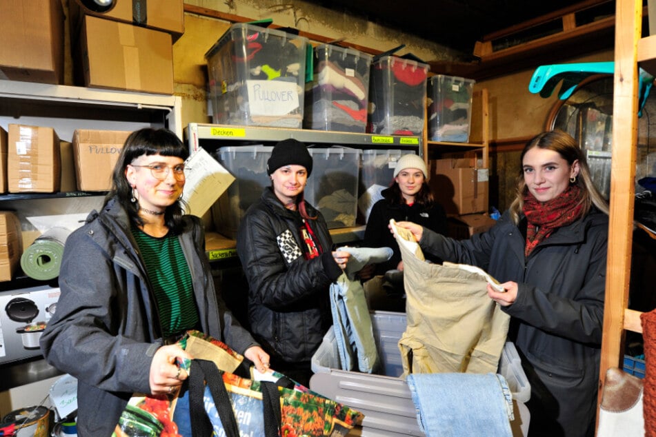 Die Kältebus-Mitarbeiter Linda Bielig (23, v.l.), Katha Sterzl (37), Marleen Schwendel (20) und Victoria Teuchert (23) sichten neu eingegangene Spenden.