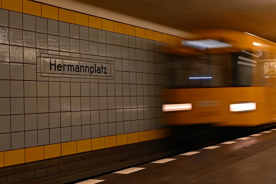 Im U-Bahnhof Hermannplatz in Neukölln verstarb ein Mann auf einer Bank. (Archivbild)