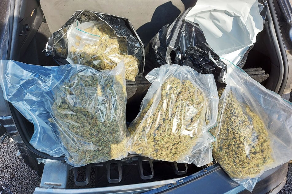 Zöllner haben im Kofferraum des 26-jährigen Autofahrers mehr als fünf Kilogramm Marihuana gefunden und sichergestellt.