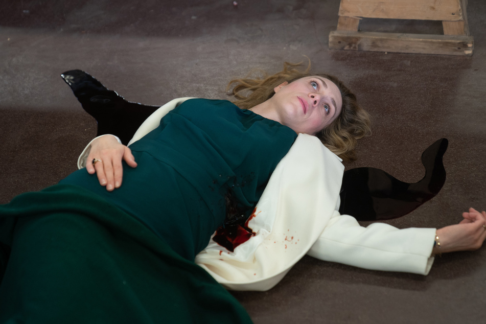 Spitzenköchin Blanche Trouin (Franziska Junge) liegt in ihrem eigenen Blut. Wer macht so was?